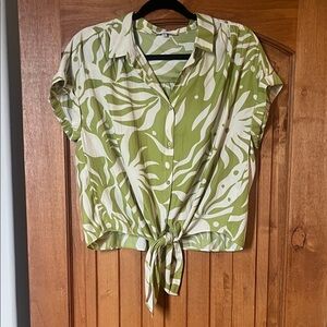 NWOT Rose & Olive Green Leaf Print Button Down Shirt